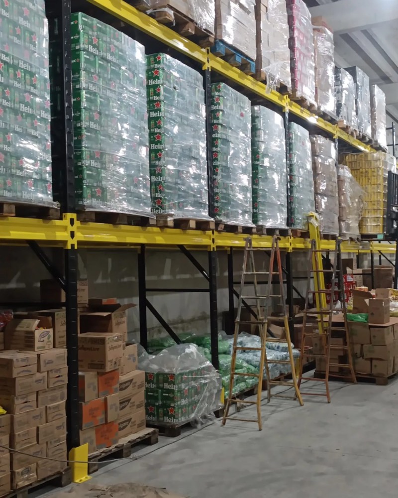 Porta-pallets ATS carregados em galpão